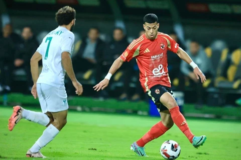 العارضة تحرم إمام عاشور من التسجيل في مباراة الأهلي ضد المصري (فيديو)